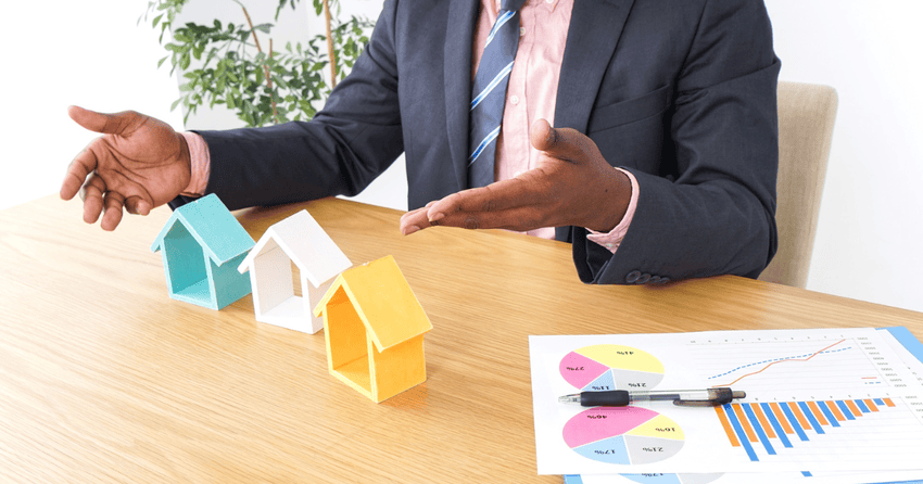 An agent representing home models.